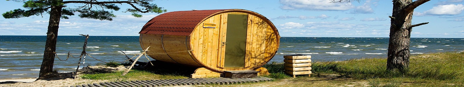 Fasssauna an einer Küste